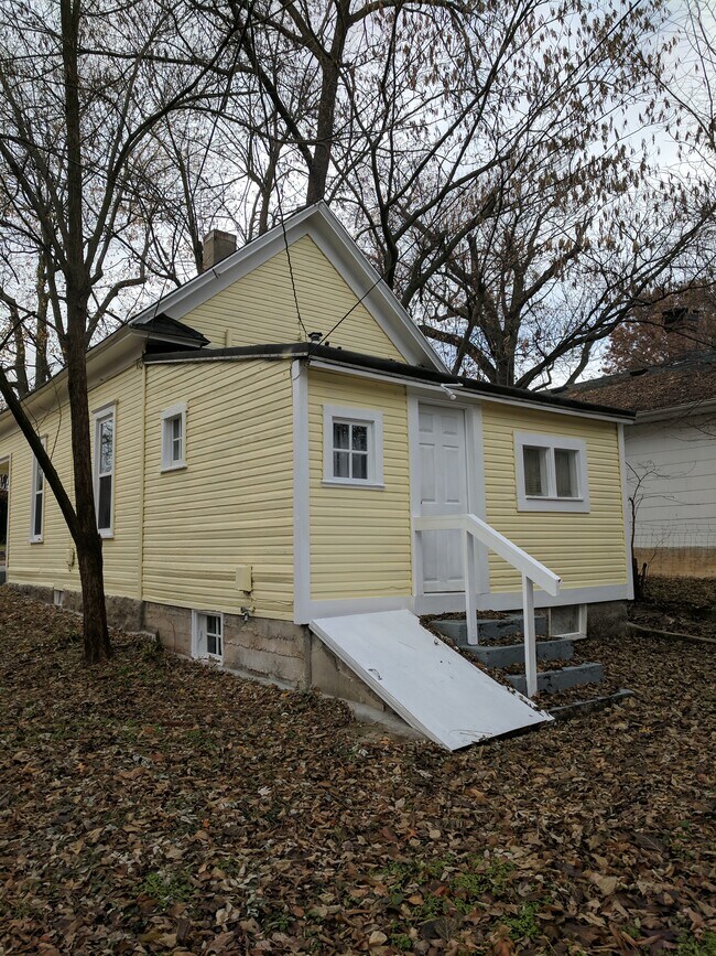 Building Photo - 1214 N Clay Ave
