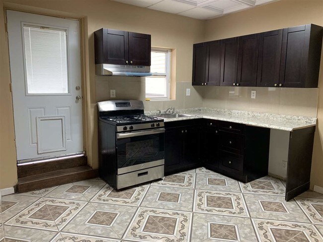 Foto del edificio - 680 Communipaw Ave