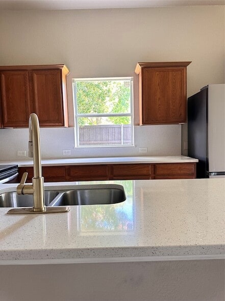 Foto del edificio - 7901 Whispering Tree Ln