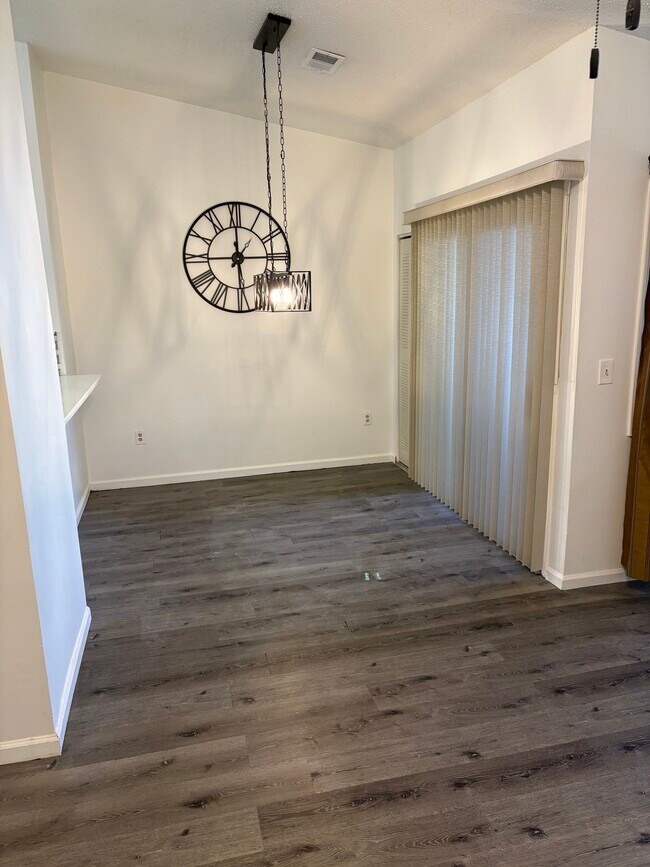 Dining room with balcony - 931 Edpas Rd