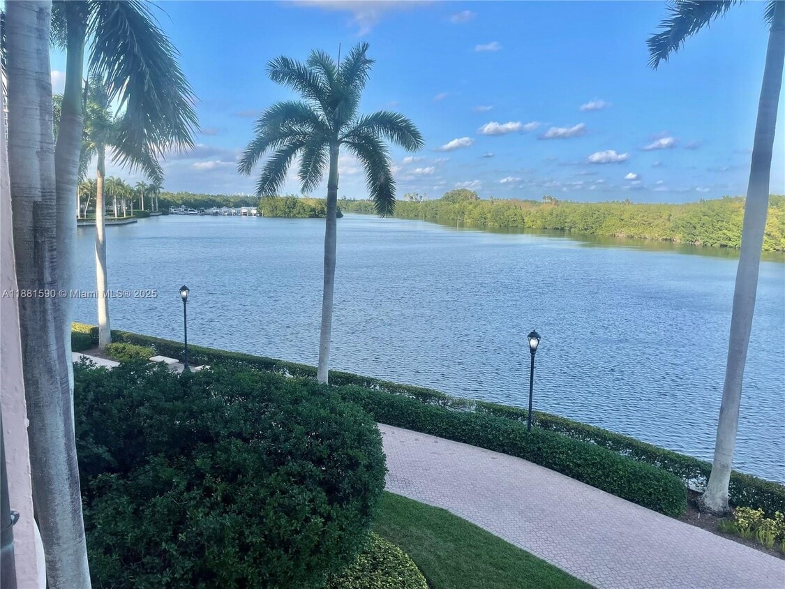 Foto principal - 13645 Deering Bay Dr