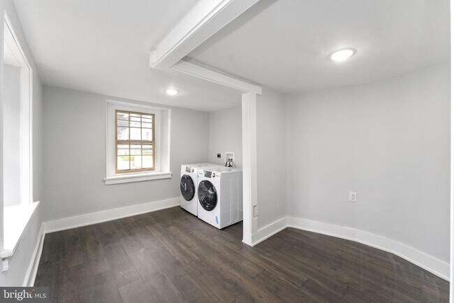 Foto del edificio - 7701 Ridge Ave