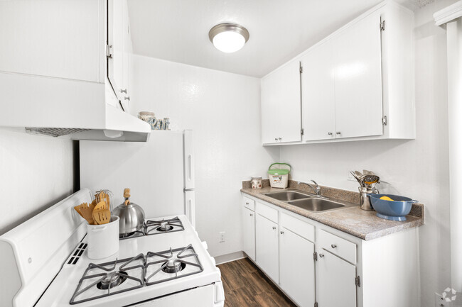 1BR, 1BA - 540SF - Kitchen - The Crossroads