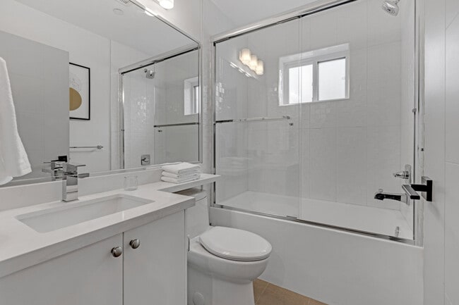 Photo du bâtiment - 445 E 55th Ave
