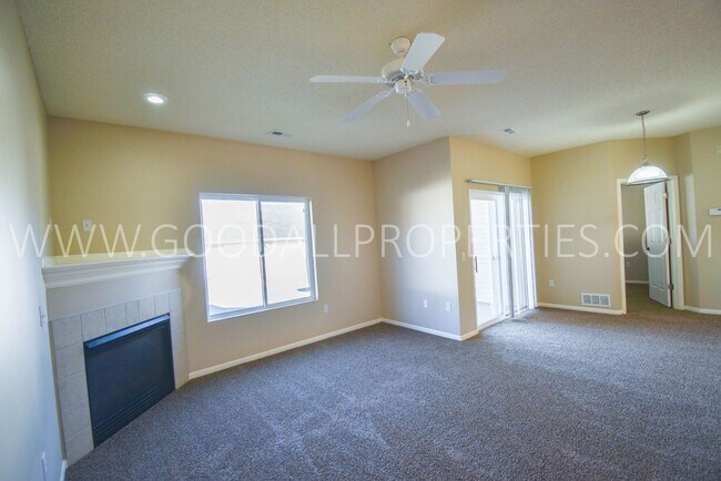 Building Photo - Short Term Lease Available ! 2 Bedroom 2 B...