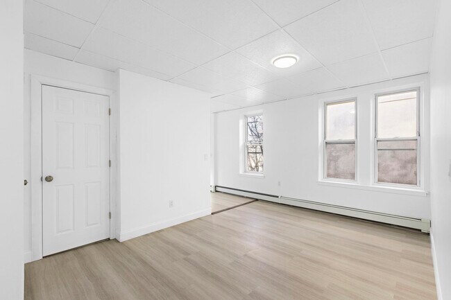Building Photo - 1089 Summit Ave