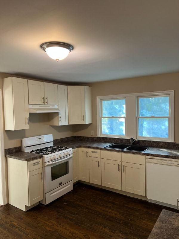 Building Photo - 114 Carnes Dr SE