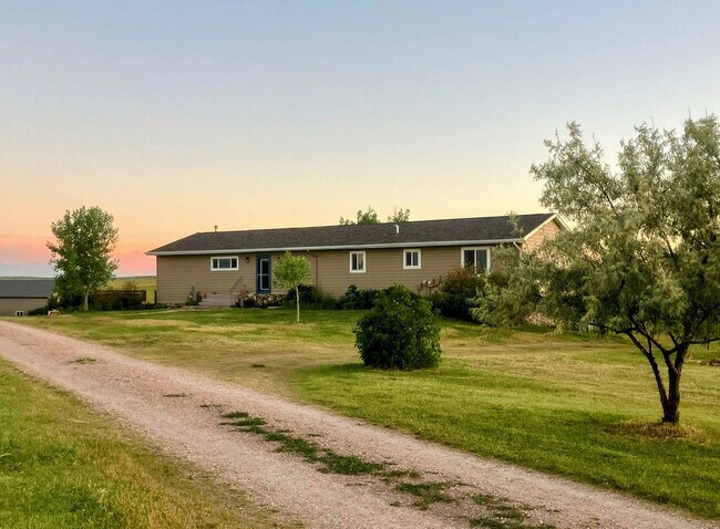 Building Photo - 3 BED | 2.5 BATH | HUGE DOUBLE GARAGE | FARMHOUSE | NEW UNDERWOOD