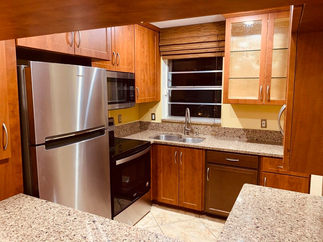 Foto principal - 1638 Embassy Dr