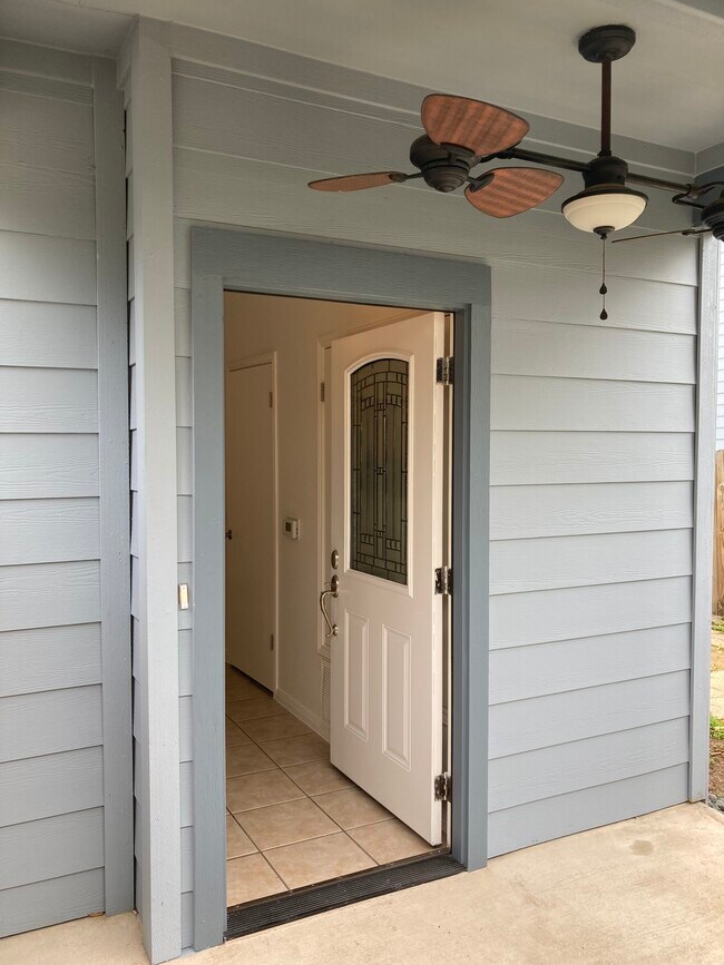 Building Photo - 2004 E 9th St