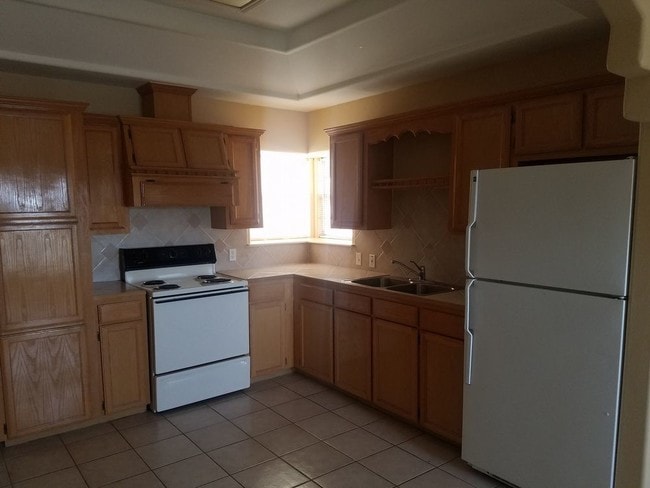 Building Photo - 1B/1B APT FOR RENT ON JACKSON AND SCHUNIOR