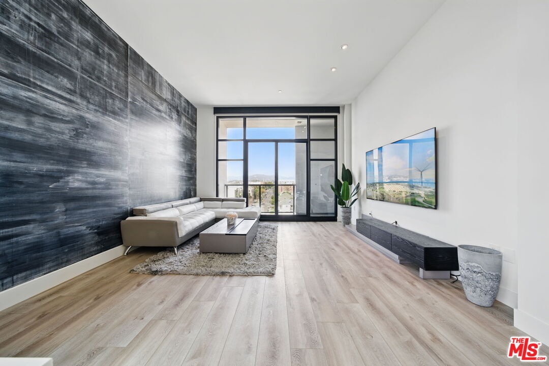 Foto principal - 3223 W 6th St