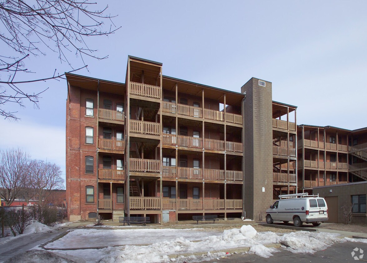 Building Photo - 588 S Summer St