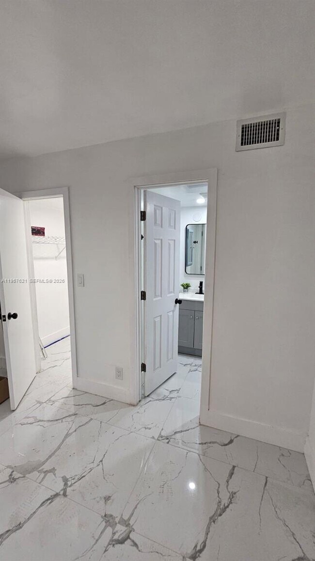 Foto del edificio - 7085 W Sunrise Blvd