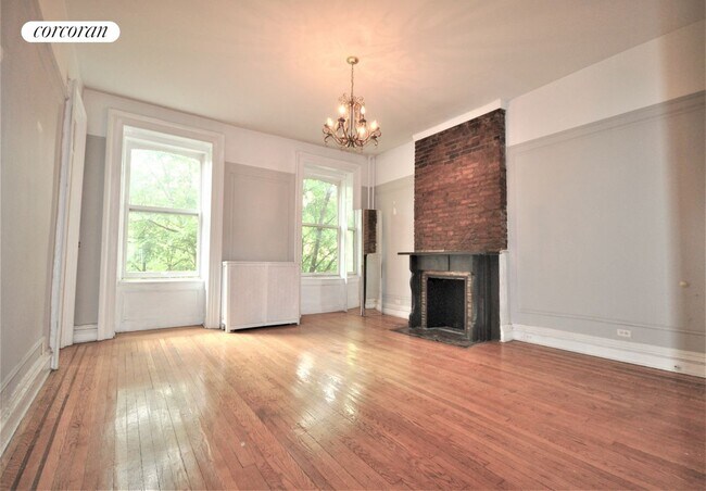 Foto del edificio - 12 Willoughby Ave