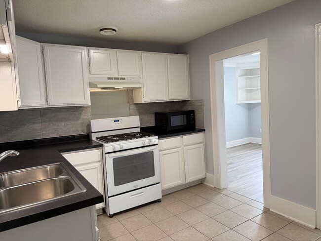 Building Photo - 1507 N Newton Ave