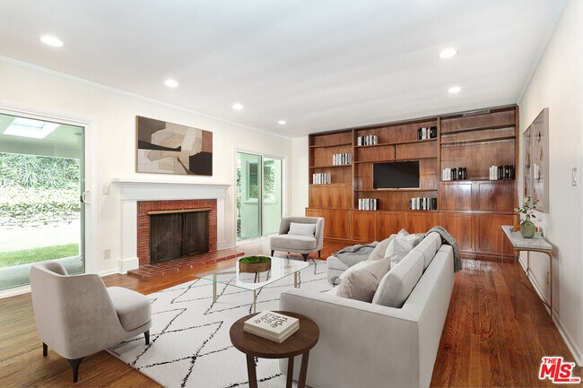 Foto del edificio - 1117 Roscomare Rd