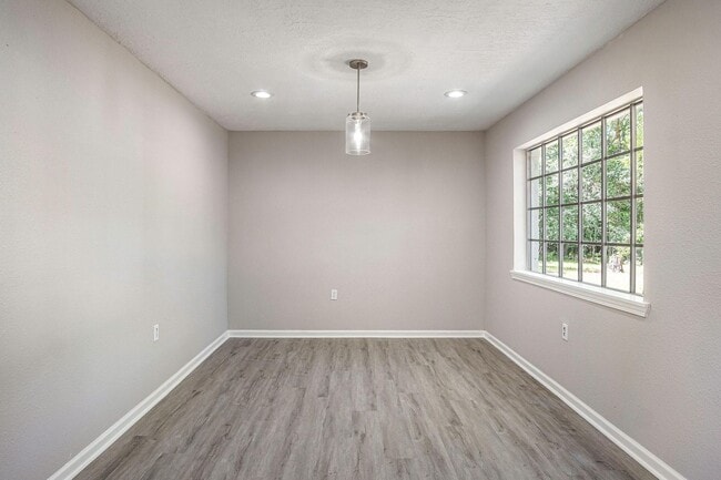 Foto del edificio - Updated 4 bedroom, 3 bath, single story house on a 20500 sq ft lot in Roman Forest!! Upgrades inc...