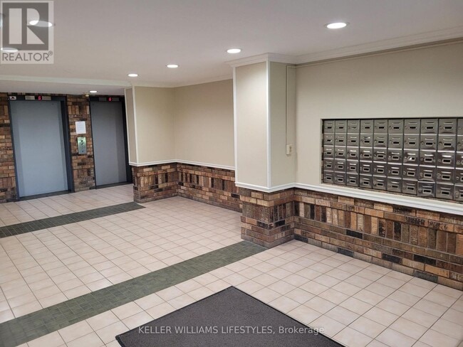 Building Photo - 986 Huron St