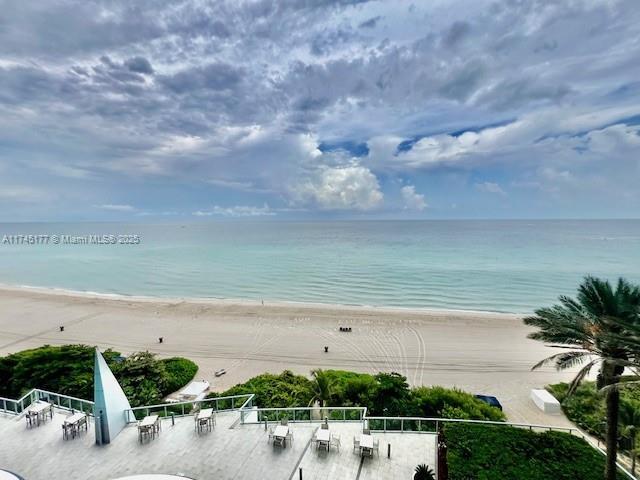 Foto principal - 17121 Collins Ave