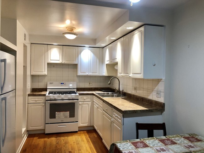 Foto del edificio - 4624 N River Rd