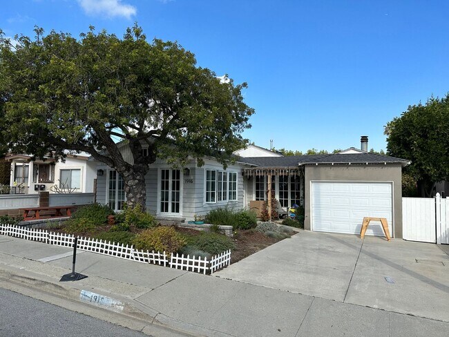 Foto del edificio - Charming 3-Bedroom Home with Spacious Yard