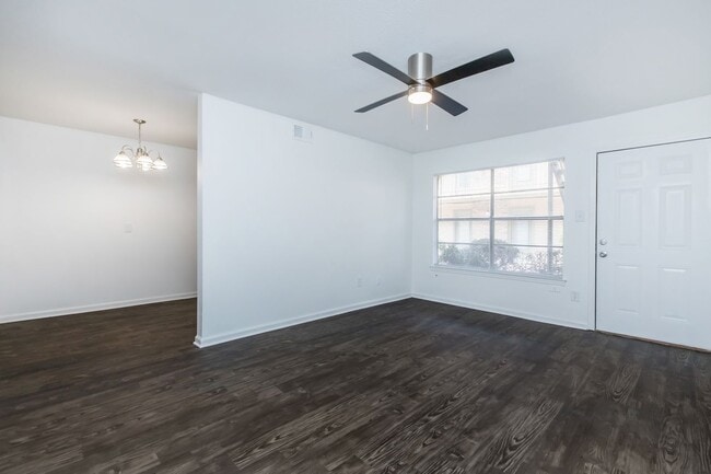 Interior Photo - University Gardens Manor