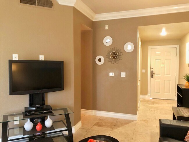 Foto del edificio - Meridian Luxury Condo. 1 Bd 1 Ba, Utilities & Cable Services NOT included in advertised rental rate!