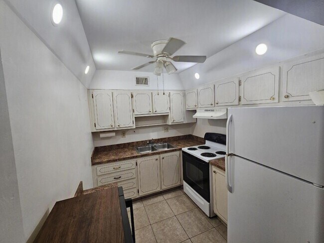 Foto del edificio - 2381 Sunset Ave