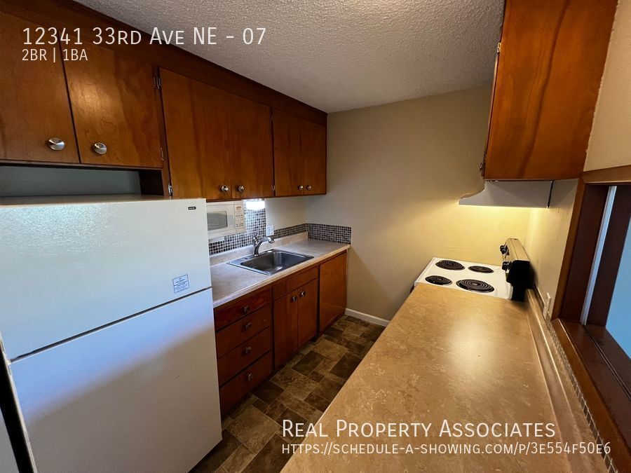 Primary Photo - Pet friendly, top floor, 2 bed, 1 bath uni...