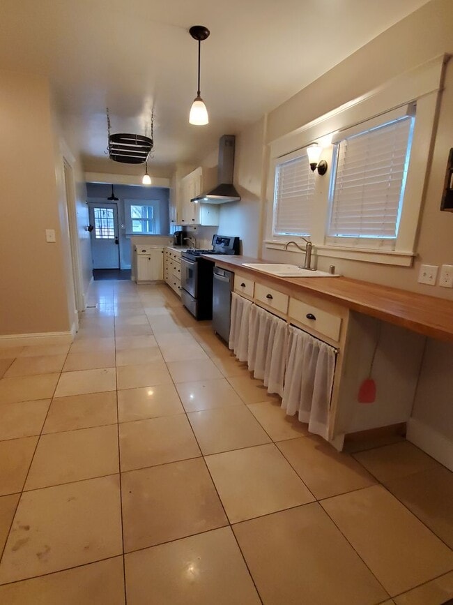 Building Photo - For Rent – Spacious 4 Bedroom Victorian Home | 2,528 Sq Ft