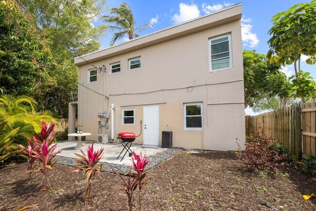 Building Photo - 5409-5411 N Flagler Dr