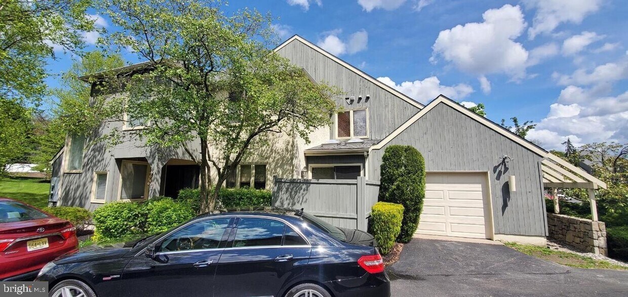 Building Photo - 912 Chanticleer