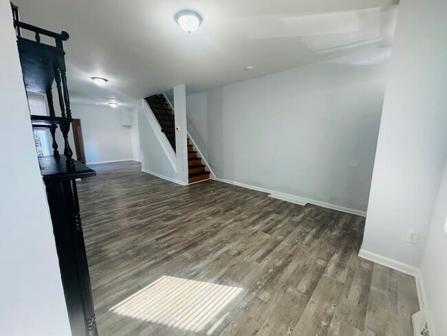 Building Photo - 3b/1b House Section 8 ONLY!!