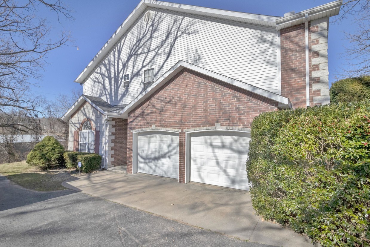 1618 Mayberry Dr, Neosho, MO 64850 Condo for Rent in Neosho, MO