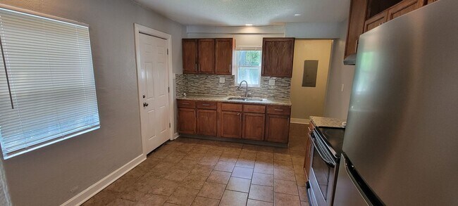 Building Photo - 2 bedrooms 1 bath