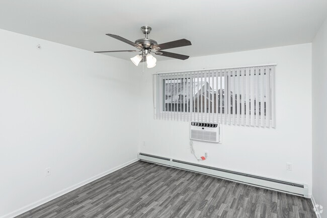 1BR, 1BA - 711 SF Hallway - Sterling Troy Apartments