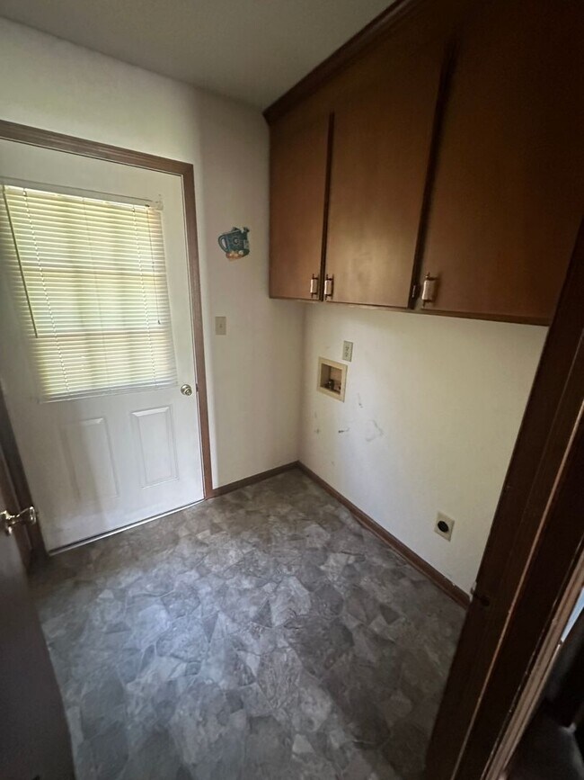 Building Photo - 3155 Lakewood Dr