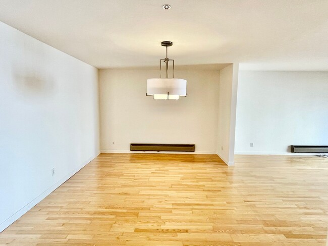 Building Photo - HUGE Pac Heights 2BR/2BA Courtyard Condo w...