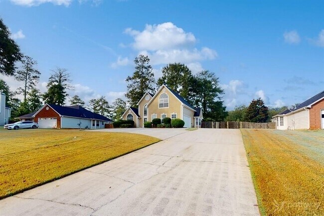 Building Photo - 61 Gleneagles Way