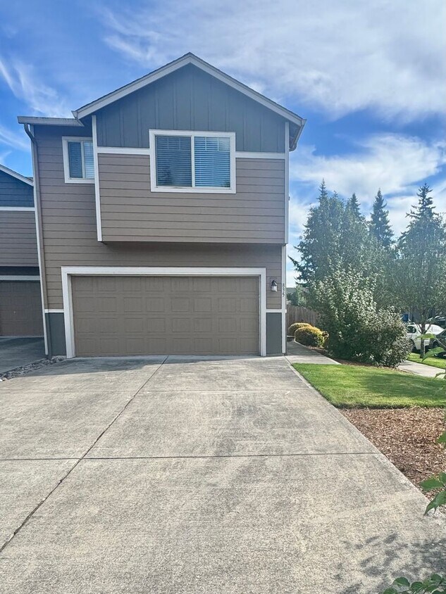 Primary Photo - Nearly New, wonderful Townhome - Walmart- ...