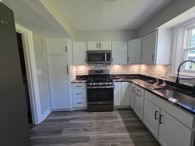 Foto del edificio - Spacious Town Home in Brighton Heights!