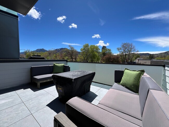 Building Photo - Sunny and Spacious Boulder Townhome - Luxu...