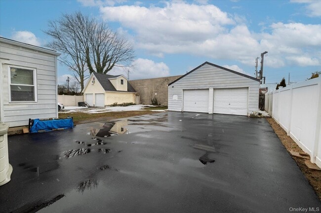 Building Photo - 21 Twin Lawns Ave