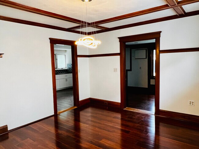 Building Photo - 733 Belmont St