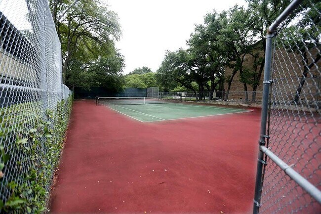 Foto del edificio - 8405 Bent Tree Rd