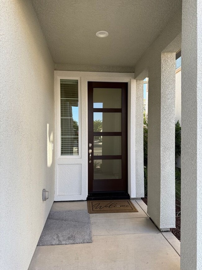 Building Photo - Two story home in north Turlock built in 2...