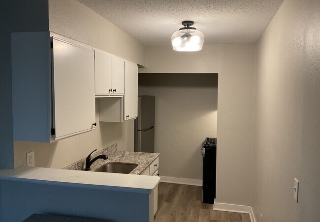 Foto del edificio - 1 Bedroom Unit with Garage Space - AVAILABLE NOW!
