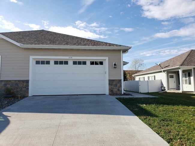 Building Photo - 1310 Daisy Dr