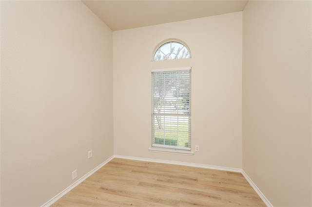 Building Photo - 328 Willow Creek Dr